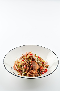 白色瓷盘装的香味小炒猪头肉