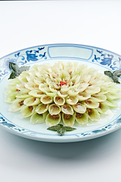 青花瓷盘装的西芹口蘑牛肉粒花开富贵迎宾菜