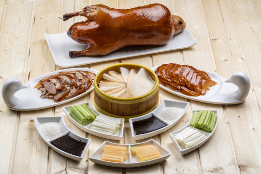 桑拿木质板上的北京烤鸭