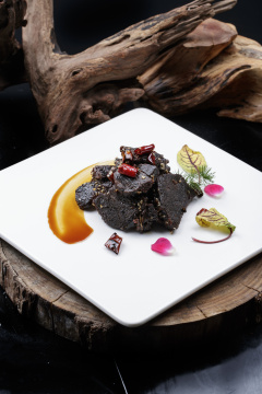 墨鱼汁焗牛腩肉配饰食材玉米金桔沙棘果