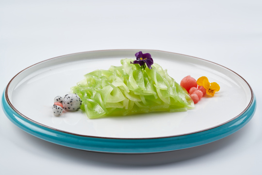 白色瓷盘装的的凉拌青莴笋