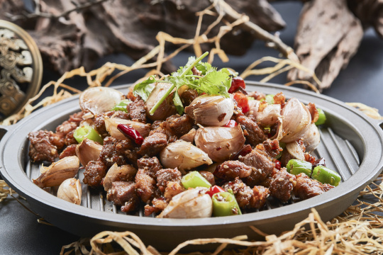 铁板餐具装的孜然毛蒜烧羊肉