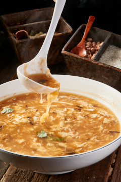 圆形汤盆装的酸辣汤