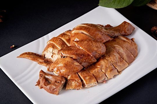 白色盘装的港式豉油白切鸡