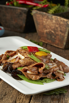 彩椒蜜豆木耳炒牛舌