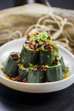 圆形白瓷盘装的风味青瓜段黄瓜