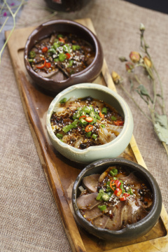 木质托盘装的川香三杯聚