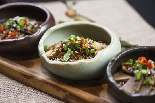 木质托盘装的川香三杯聚