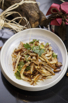 圆形白瓷盘装的红油耳丝猪耳