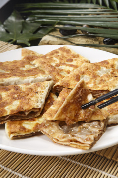 圆瓷盘装的家常肉饼