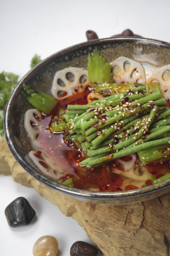 花瓷碗装的红油莲藕拌豇豆