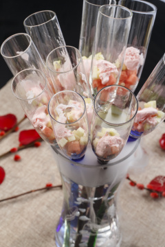 精美餐具装的干冰冰激凌玫瑰花