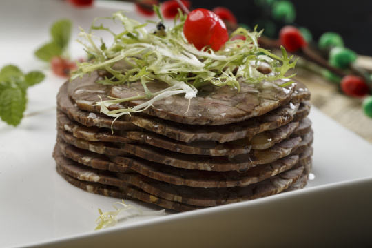 白色瓷盘装的五香压牛腱切片