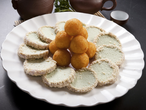 绿茶南瓜饼配油炸元宵