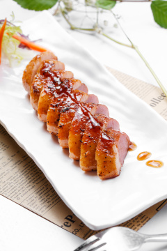 黑胡椒酱铁板鸭脯肉摆放在英文包装纸上