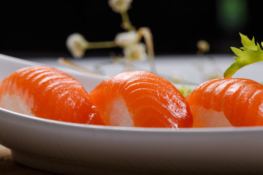 三文鱼手握寿司摆放在寿司帘上