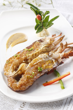 白色瓷盘装的铁板蒜蓉香煎澳洲龙虾仔