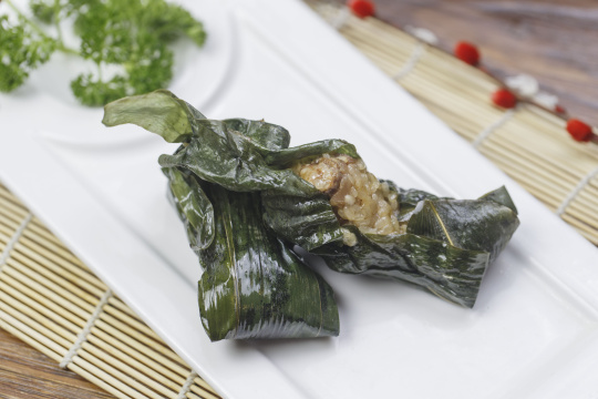 长方形白瓷盘装的飘香肉骨粽