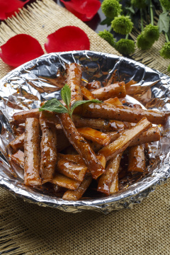 白色牛舌瓷盘装的油炸小米开背虾