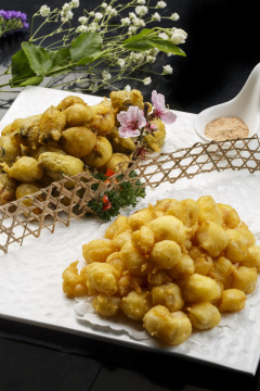 椭圆白瓷盘装的酥炸小黄鱼