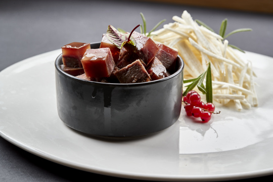 美味凉菜马牙山药丝配熏酱猪方肉