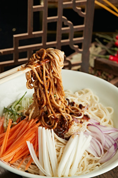 传统肉丁炸酱面