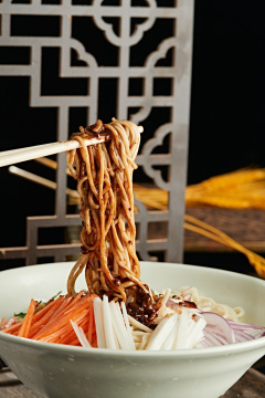 传统肉丁炸酱面