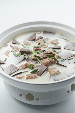 砂锅奶汤肥肠炖猪血