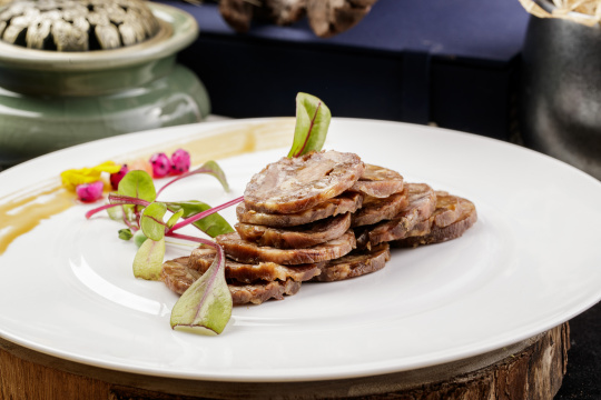 白色瓷盘装的五香牛腱切片