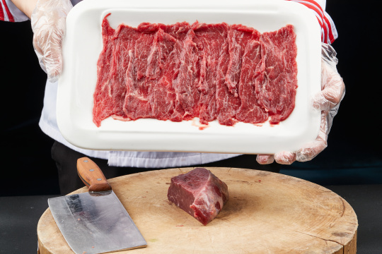 厨师运用精湛刀工分切的鲜食牛肉