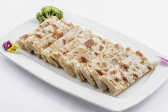 圆瓷盘装的家常肉饼