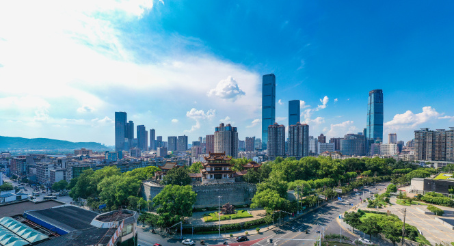 航拍长沙国金中心背景下的天心阁全景图