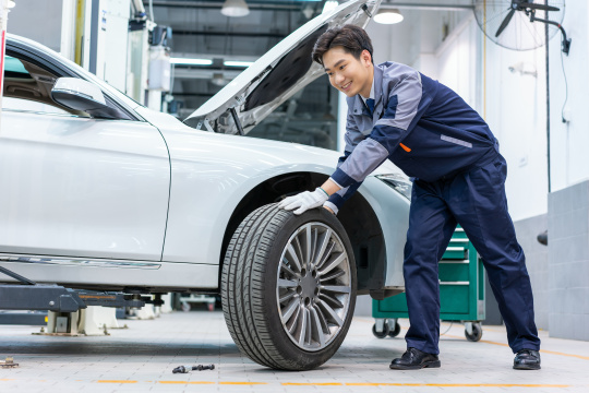 维修车间的汽修人员