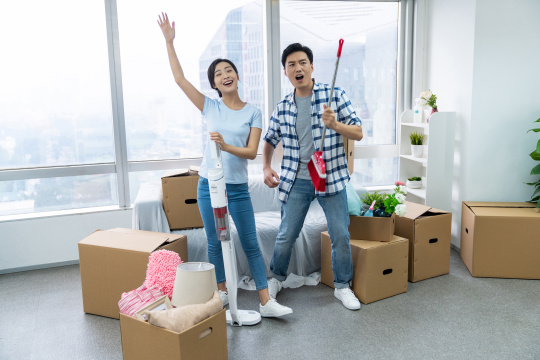 年轻情侣搬入新家