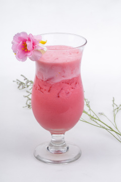 樱花雨草莓冰沙