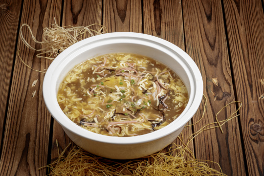 圆形汤盆装的酸辣汤