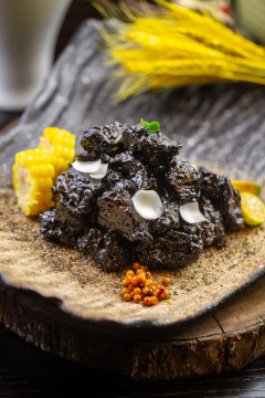 墨鱼汁焗牛腩肉配饰食材玉米金桔沙棘果