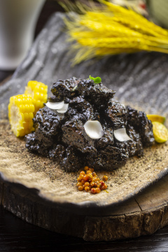 墨鱼汁焗牛腩肉配饰食材玉米金桔沙棘果