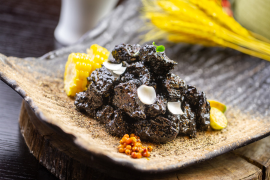 墨鱼汁焗牛腩肉配饰食材玉米金桔沙棘果