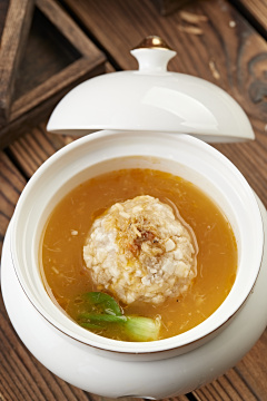 位菜浓鸡汤炖葵花大斩肉狮子头