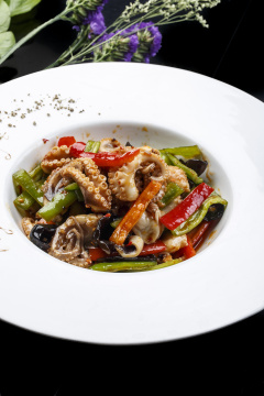 白色圆形瓷盘装的海鲜酱爆八爪鱼