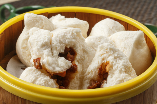 笼屉装的叉烧包摆放在餐垫上