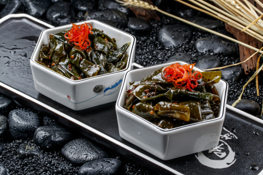 精美瓷餐具装的麻辣昆布结海带