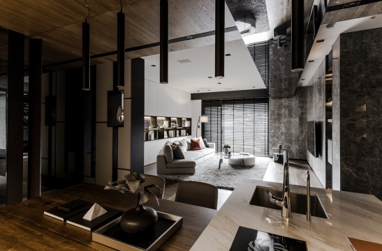 室内设计客厅-豪华美丽的新家，室内装饰优雅，有白色的明亮灯光，家具齐全，包括沙发、桌子、椅子等，营造出舒适的居住氛围，可欣赏豪华住宅的客厅，餐厅！