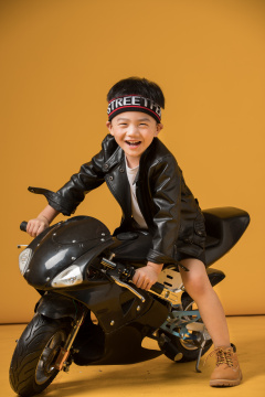 穿黑色皮衣的中国小男孩