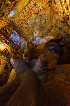 山西大同云冈石窟佛窟大佛塑像