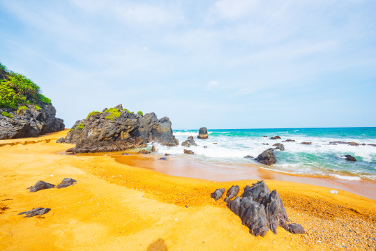 海南万宁山钦湾燕子洞夏日宁静海滩