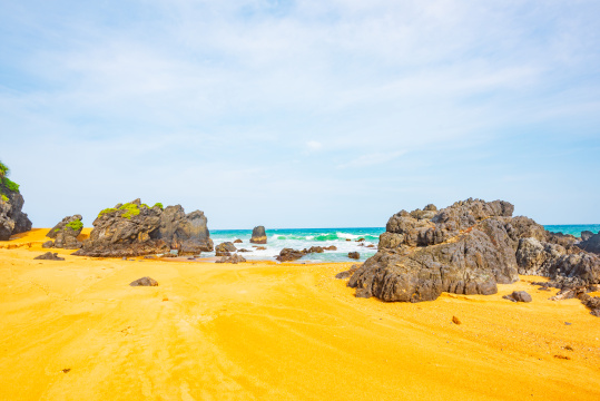 海南万宁山钦湾燕子洞夏日宁静海滩