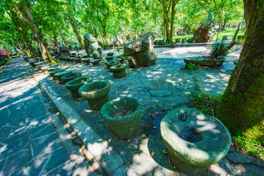 南海口雷琼世界地质公园里的石器