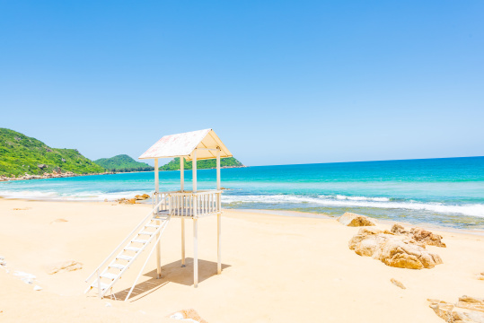 海南陵水呆呆岛夏日海滩白色小亭子